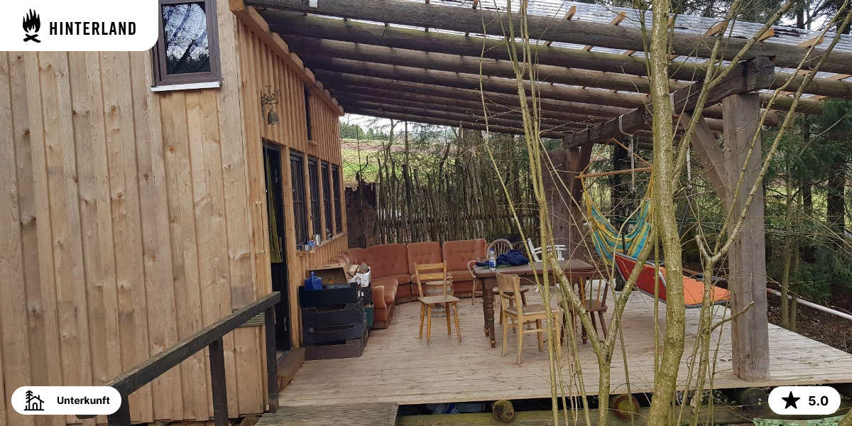 Hütte im Wald mit Teich